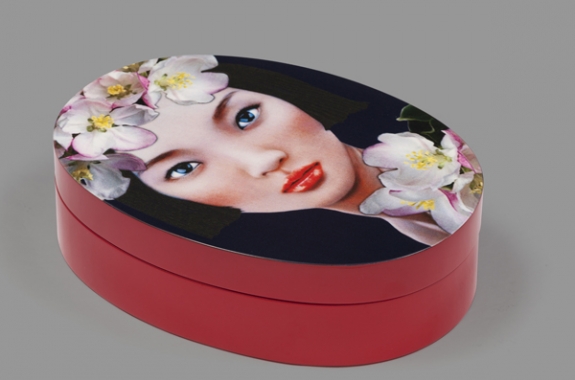 Lacquer oval box printed with lady image